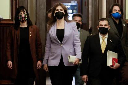La presidenta del Parlament, Laura Borràs (c), se dirige a la Comisión del Estatuto de los Diputados, acompañada de varios diputados de Junts.