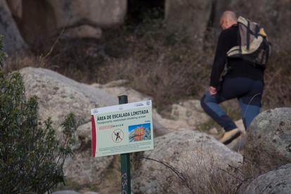 Uno de los carteles que indica las zonas donde está limitada la escalada en La Pedriza, en la Sierra de Guadarrama de Madrid.