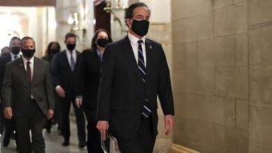 El congresista Jamie Raskin, en primer plano, dirige el equipo de encargados del 'impeachment', es decir, el grupo de legisladores que ejercerán la acusación durante el juicio a Trump.