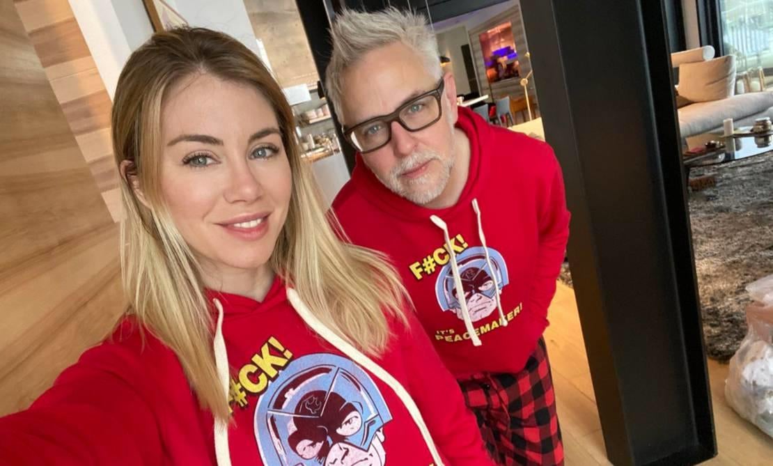 El creador de Peacemaker James Gunn y la estrella Jennifer Holland anuncian su compromiso