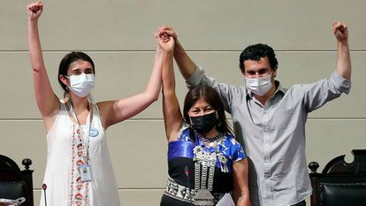 La nueva presidenta de la Constituyente chilena, María Elisa Quinteros (izquierda) celebra su elección con la presidenta saliente Elisa Loncon y Jaime Bassa en enero pasado.