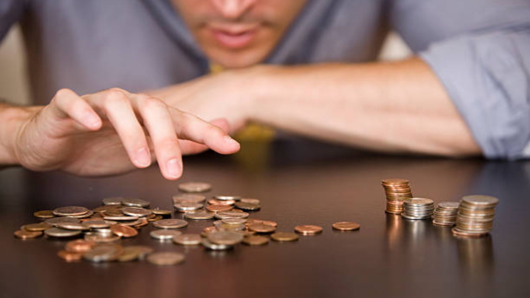 El extraño motivo por el que nos huelen las manos tras tocar monedas