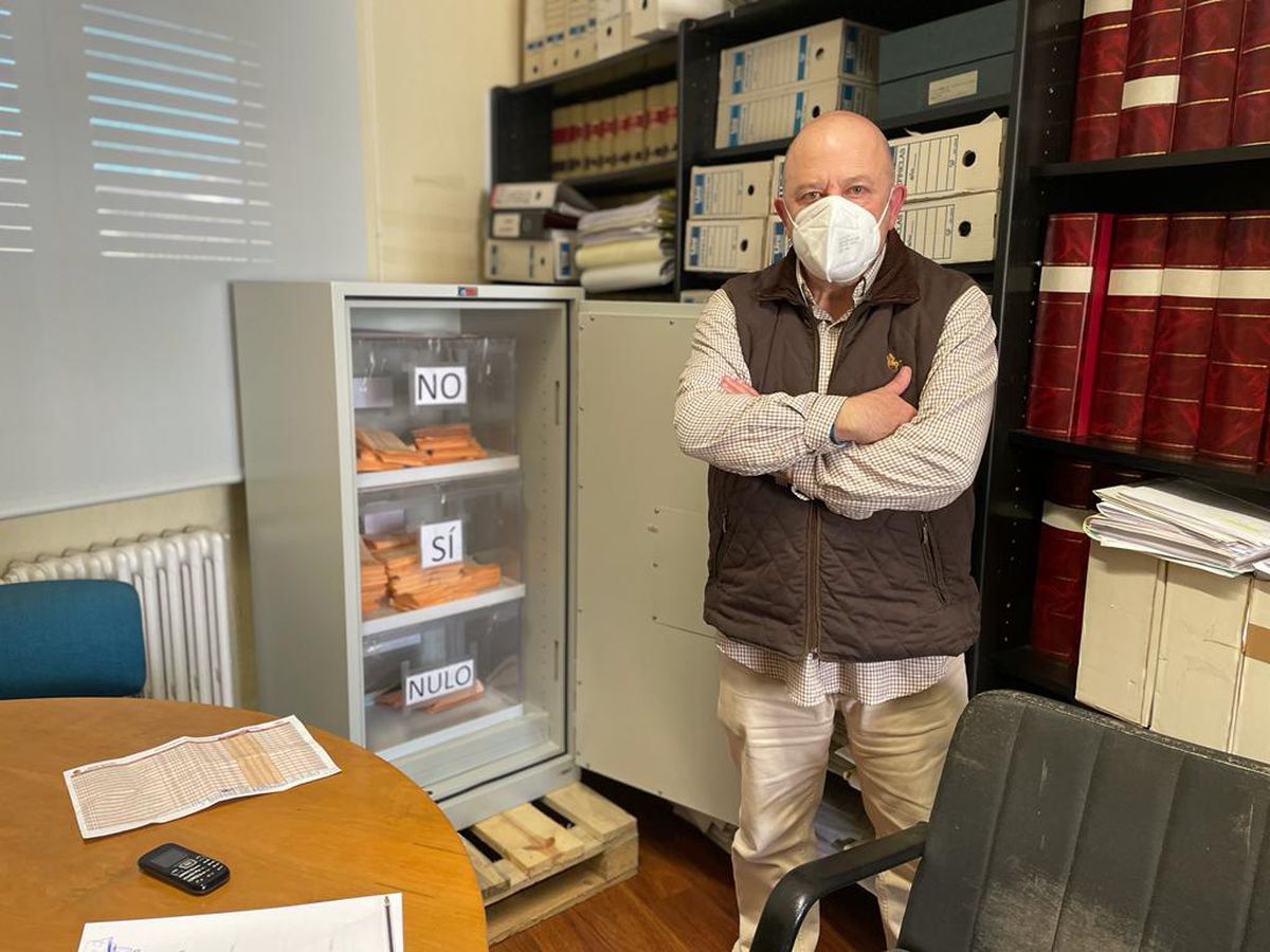El hombre que custodió los 4.317 votos que dieron el vuelco a Don Benito a medianoche: “Ha sido legal”