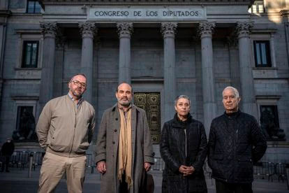 DVD 1091 (29 - 01 - 22)
Victimas abusos Iglesia frente al Congreso de los Diputados, Madrid. De izquierda a derecha, Fernando García, Ernesto Pérez, Leonor García y Antonio Carpallo. 
Foto: Olmo Calvo