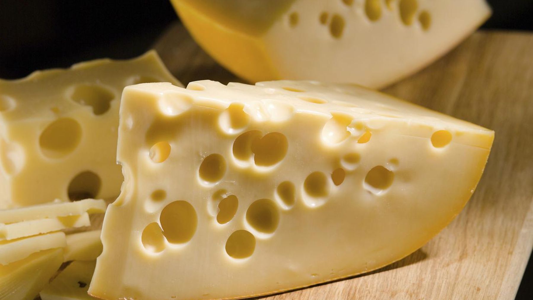 El increíble motivo por el que el queso suizo tiene agujeros