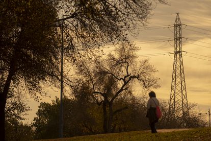 Tendido eléctrico en el Parque del Alamillo, en Sevilla. El cálculo en instalaciones eléctricas, utilizando números complejos, permite que puedan tener un mejor rendimiento.
