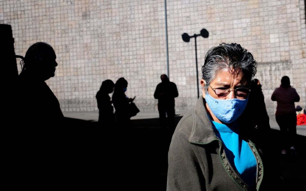 El porcentaje de mujeres que notificaron efectos secundarios por la vacuna de Pfizer duplica al de los hombres