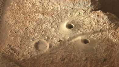 El rover de la NASA crea una cara tonta en Marte mientras excava en busca de muestras de rocas