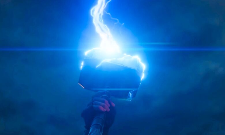 El set LEGO Mjolnir parece de tamaño real y tiene un huevo de Pascua del Guantelete del Infinito