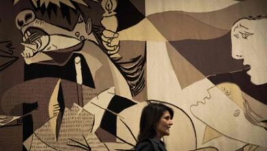 La embajadora ante la ONU de Donald Trump pasa frente al tapiz del Guernica, en 2018.