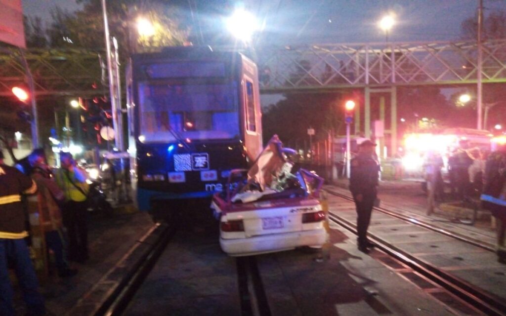 Embiste Tren Ligero a taxi en la CDMX | Video