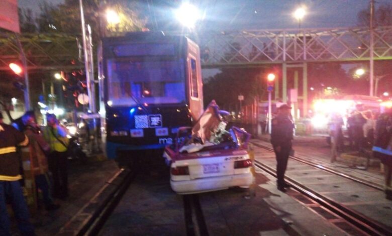 Embiste Tren Ligero a taxi en la CDMX | Video