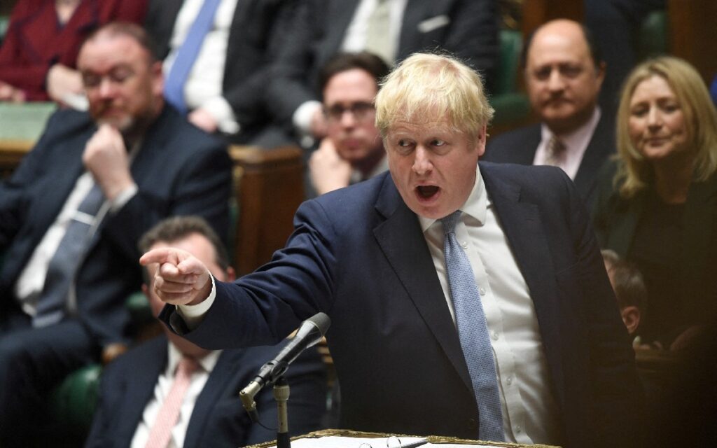 En un intento por salvar su gobierno, Johnson reorganiza su equipo