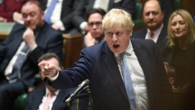 En un intento por salvar su gobierno, Johnson reorganiza su equipo