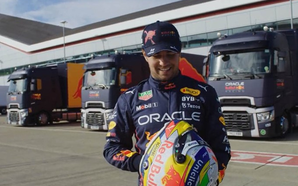 F1: Presenta Sergio Pérez su nuevo casco para la temporada 2022 | Video