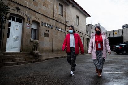 Dos familiares de uno de los tripulantes del barco 'Villa de Pitanxo', el martes en Marín.