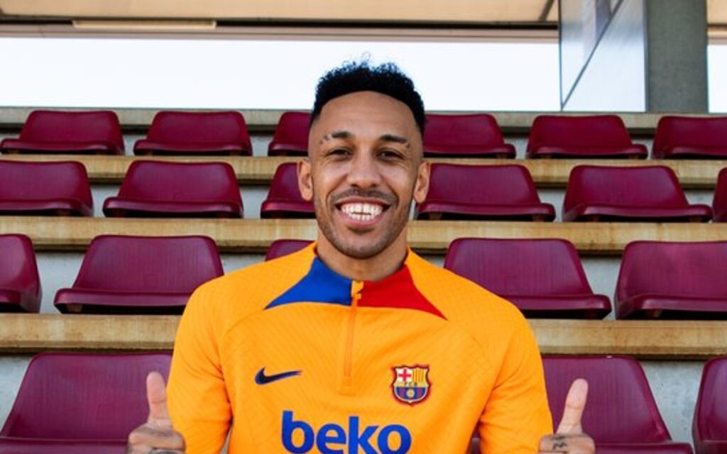 Firma Aubameyang con Barcelona hasta el 2025 | Video