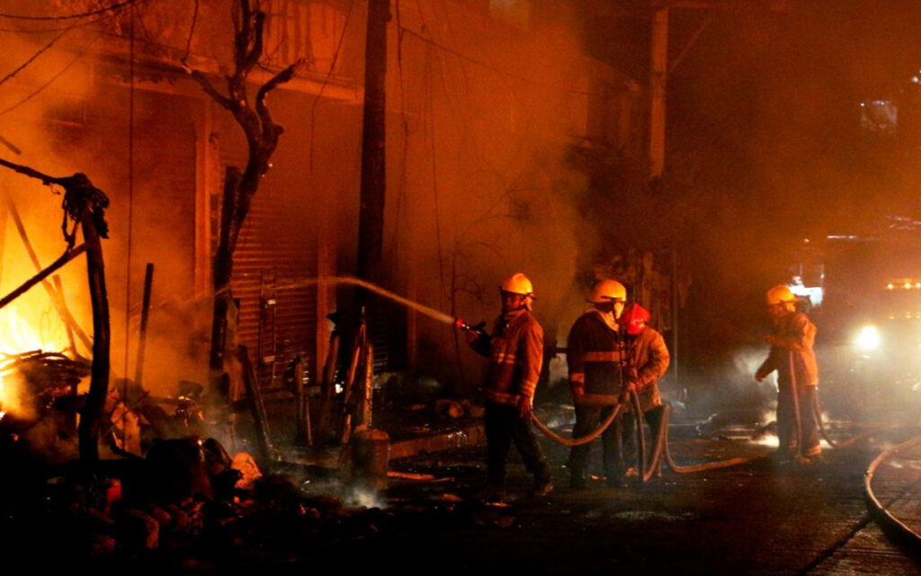 Fuego consume locales del Tianguis Campesino en Acapulco | Fotos