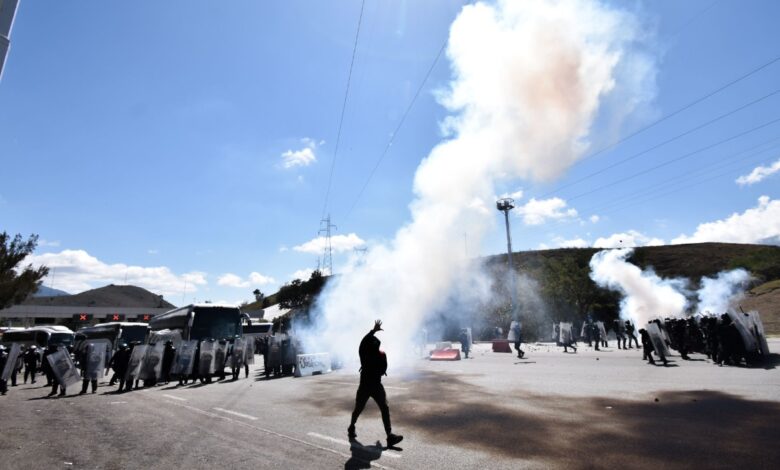 GN reporta 14 elementos heridos tras enfrentamiento con normalistas