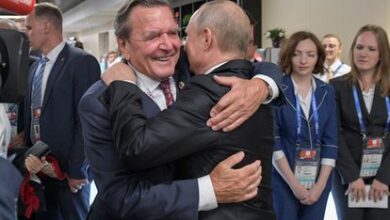 El excanciller alemán Gerhard Schröder abraza al presidente ruso, Vladímir Putin, durante la inauguración del Mundial de Rusia 2018 en el estado olímpico Luzhnikí de Moscú.