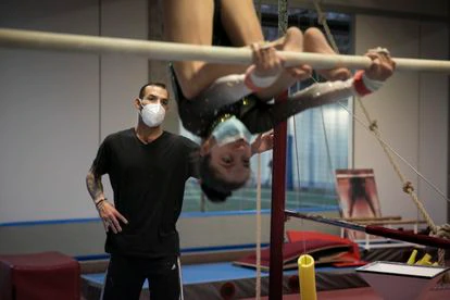 Gervasio Deferr supervisa a una alumna en el gimnasio de La Mina.