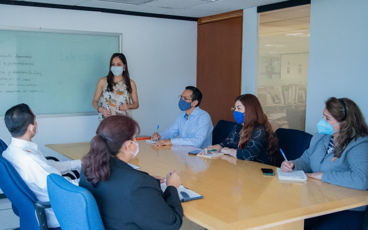 Gobierno prohíbe a funcionarios besos, abrazos y piropos