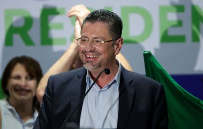 Grupos de mujeres rechazan en Costa Rica al candidato Rodrigo Chaves, señalado por acoso sexual