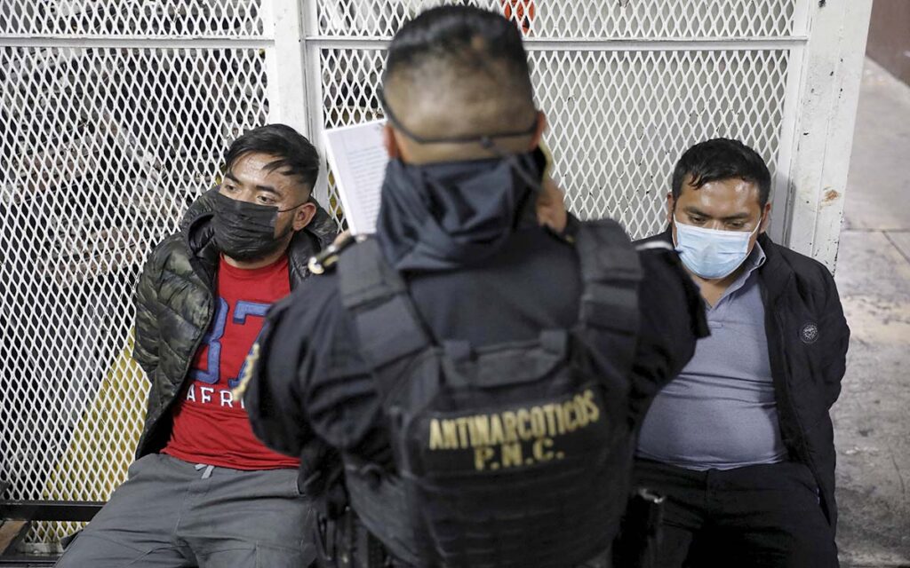 Guatemala endurece las penas para los 'coyotes'; hasta 30 años de cárcel