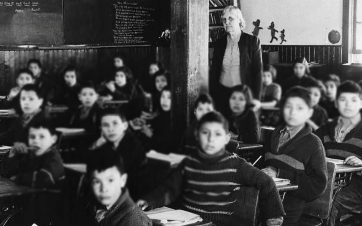 Hallan 54 tumbas más sin identificar cerca de un internado para niños indígenas en Canadá