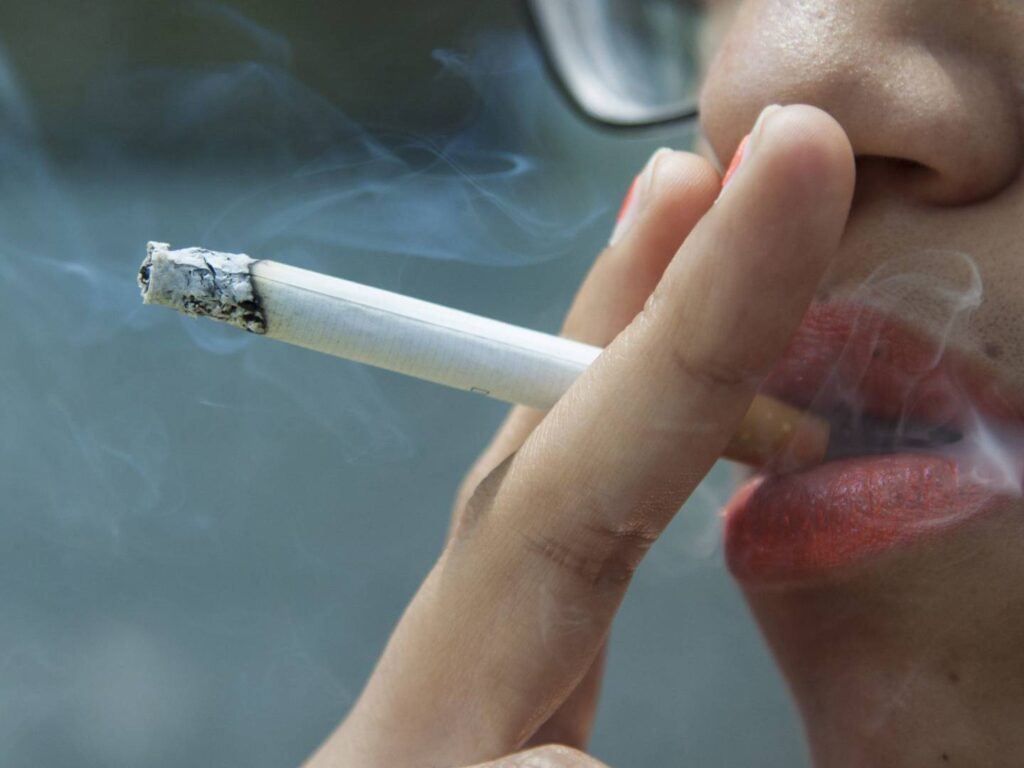 Hasta 10 años de cárcel a quien induzca, obligue o facilite fumar a un menor, aprueban ley