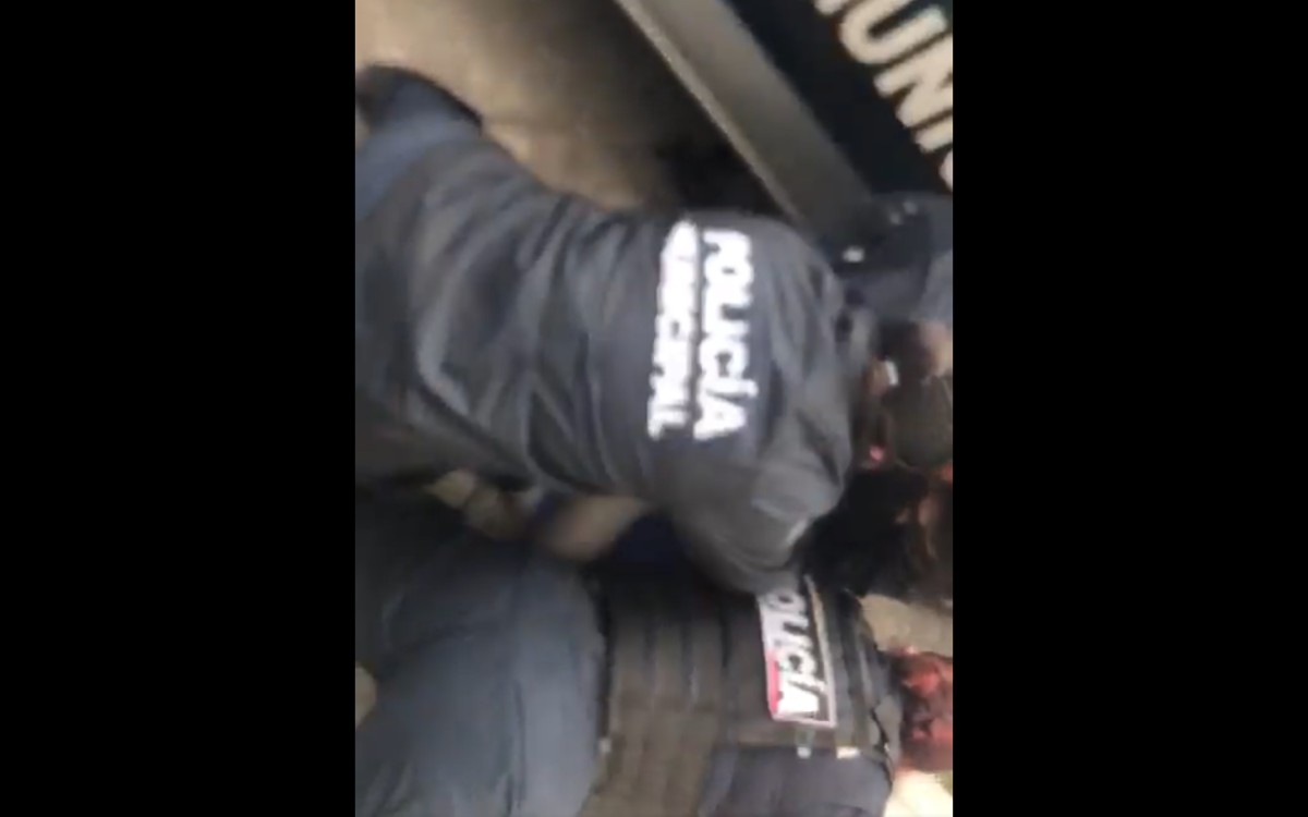 Indagan a policías que sometieron a adulta mayor en Pachuca con uso excesivo de la fuerza | Video