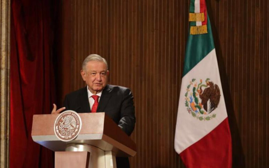 Insiste AMLO en reforma electoral durante discurso por aniversario de la Constitución