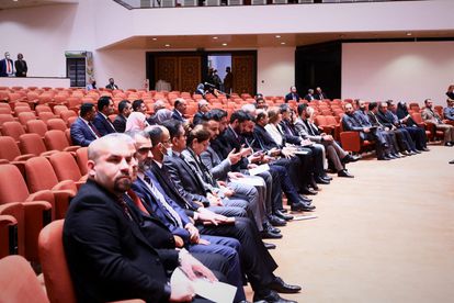 Los escasos diputados que asistieron al pleno para elegir al presidente de la República de Irak, el lunes en Bagdad.
