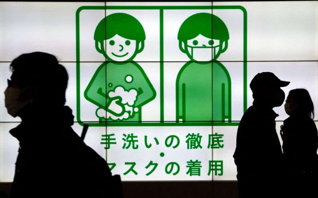 Japón amplía tres semanas más las restricciones por Covid para 13 regiones