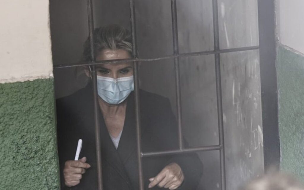 Jeanine Áñez, a punto de desmayarse durante audiencia judicial