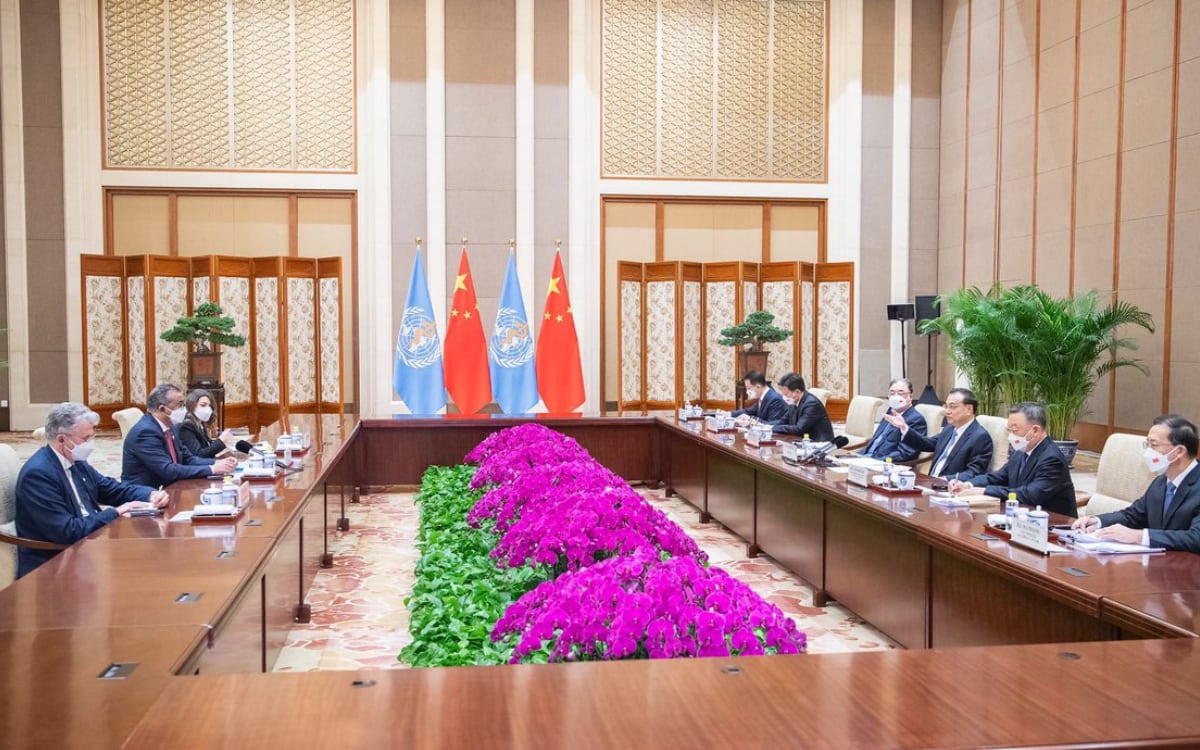 Jefe de la OMS discute con primer ministro chino origen de la Covid