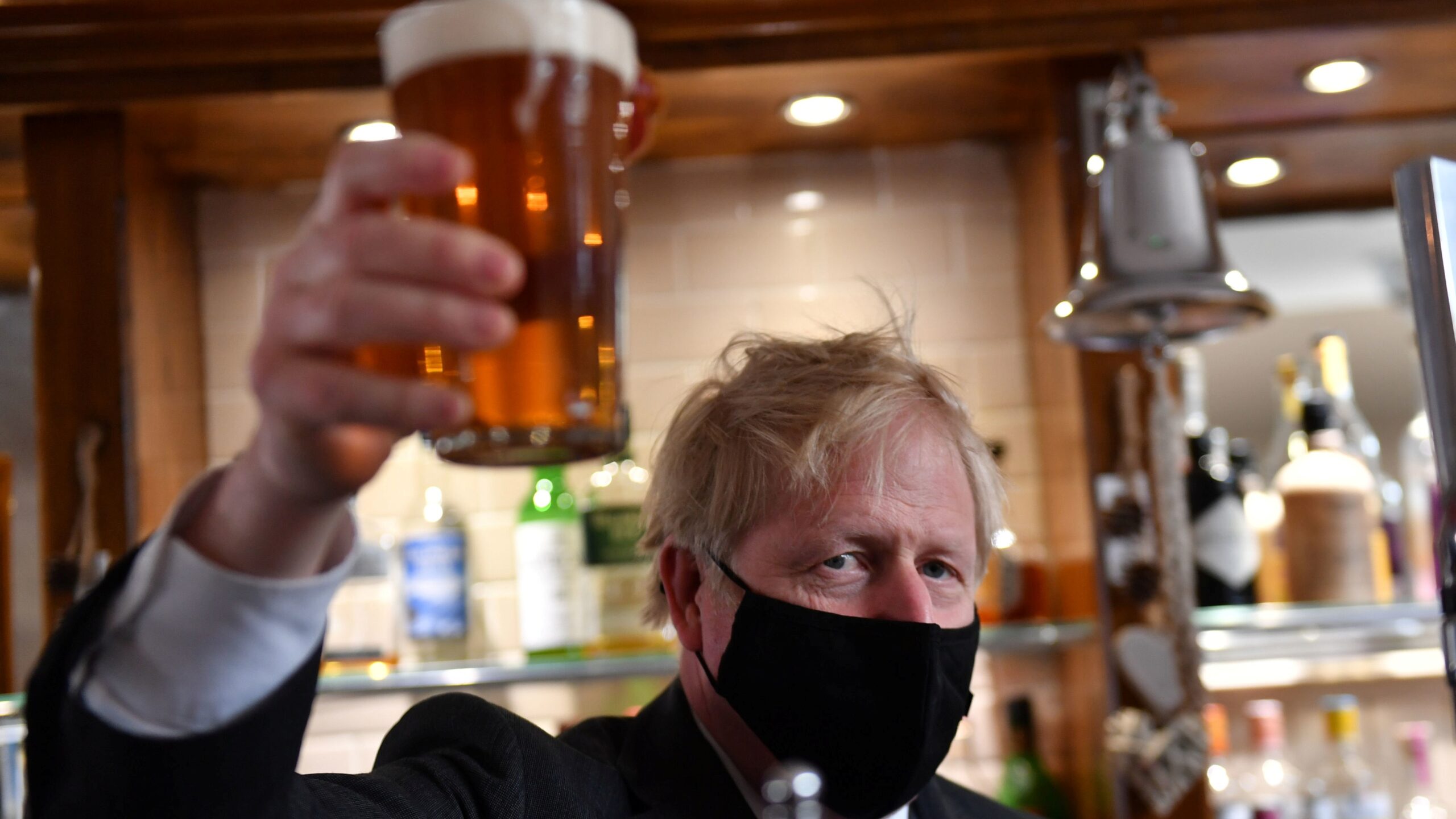 Johnson sufre las primeras rebeliones de ministros por el escándalo de las fiestas