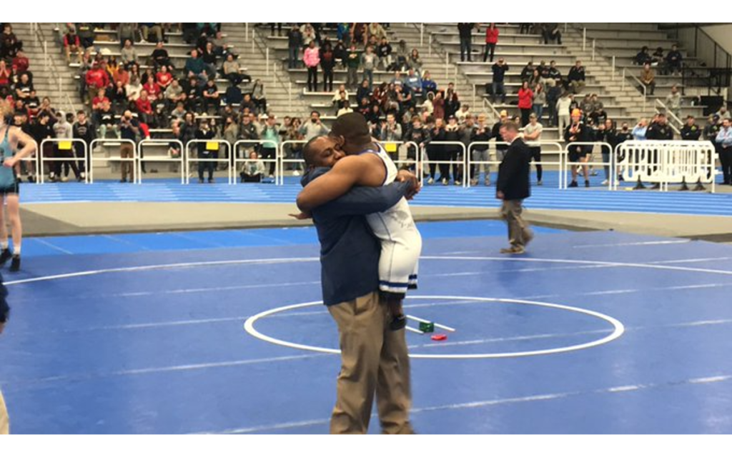 Joven sin piernas es campeón de lucha grecorromana en Estados Unidos | Video