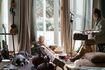 Julio de la Rosa en su estudio de grabación junto a su hija Inés.