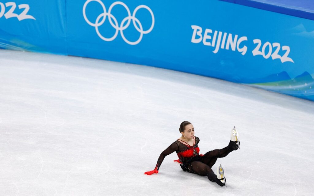 Kamila Valieva cae en dos ocasiones; Anna Shcherbakova conquista el oro en Beijing 2022 | Video