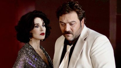 Isabelle Adjani y Denis Ménochet, en 'Peter von Kant'.