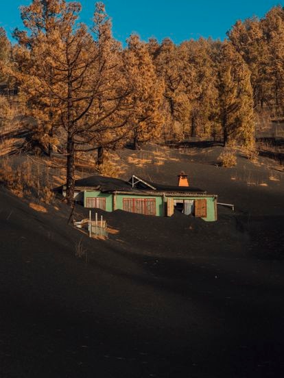 Una casa cerca del cráter de Cumbre Vieja semienterrada por la ceniza volcánica.