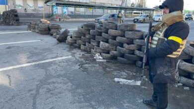 Un soldado ucranio en el centro de Kiev, este sábado.