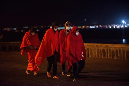 Desembarco de 32 personas de origen magrebí el pasado domingo en el muelle de La Cebolla, en Arrecife (Lanzarote).