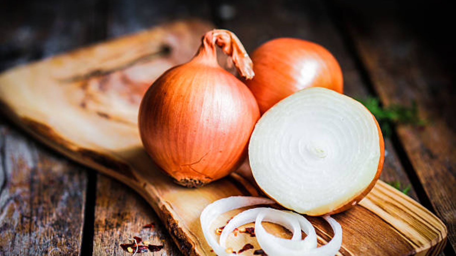 La forma correcta de cortar una cebolla: ¿es necesario lavarla primero?