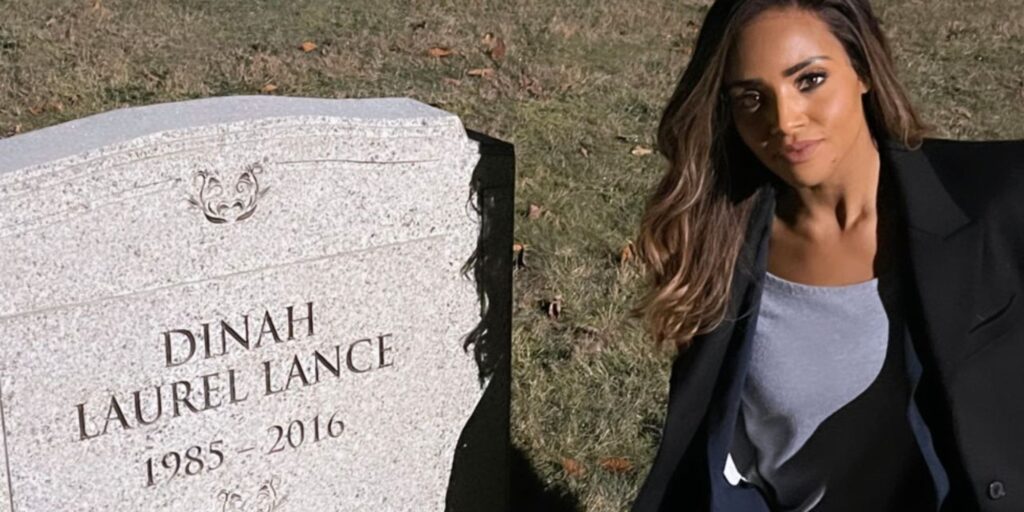 La foto del set de Batwoman muestra a Sophie en la tumba de Laurel Lance