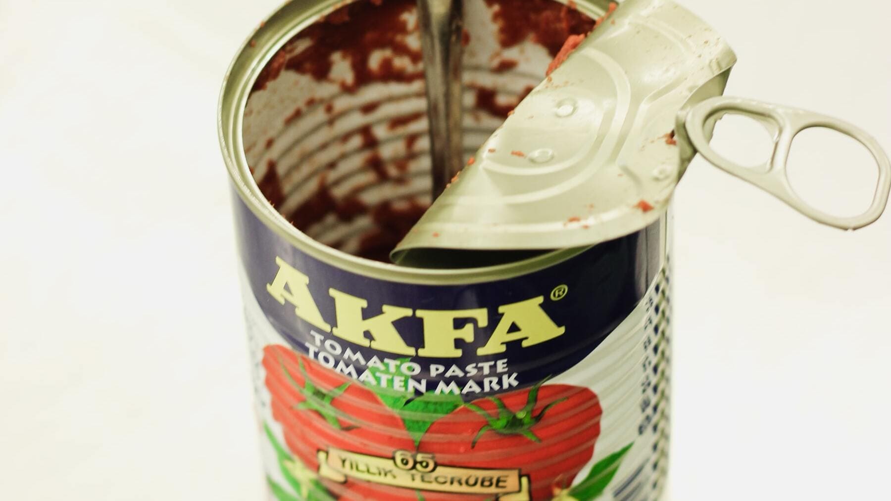 La peligrosa razón por la que no hay que dejar una lata abierta en la nevera