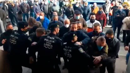 Momento en el que un grupo de personas supera la barrera policial en Lorca.