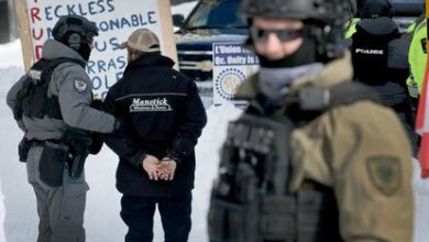 La policía detiene este viernes a un manifestante en Ottawa, Canadá.