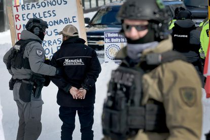 La policía de Ottawa detiene a 70 manifestantes antivacunas para desbloquear la capital después de tres semanas de protestas en Canadá